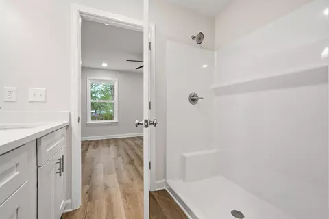 Bath - 2942 Mccarty Ave, Crestview, FL 32539 photo 2 of 3