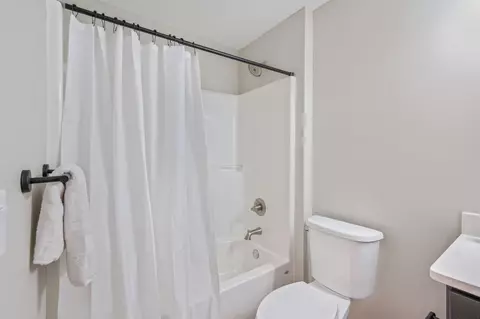Bath - 399 E Railroad Ave, Crestview, FL 32539 photo 2 of 4