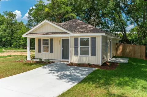 Exterior - 399 E Railroad Ave, Crestview, FL 32539 photo 2 of 6