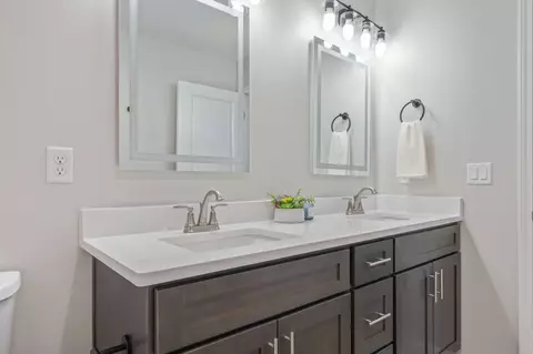 Bath - 399 E Railroad Ave, Crestview, FL 32539 photo 4 of 4