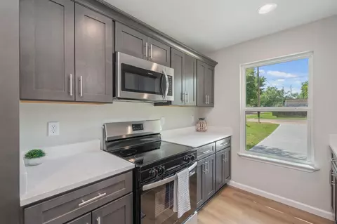 Kitchen - 399 E Railroad Ave, Crestview, FL 32539 photo 5 of 6
