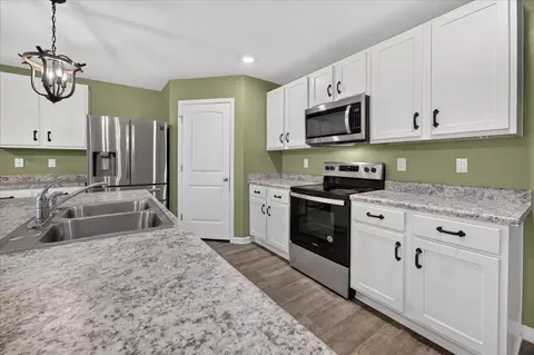 Kitchen - 3485 Sparco Dr, Crestview, FL 32539 photo 7 of 7