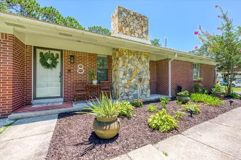 8 Longwood Dr, Shalimar, FL 32579