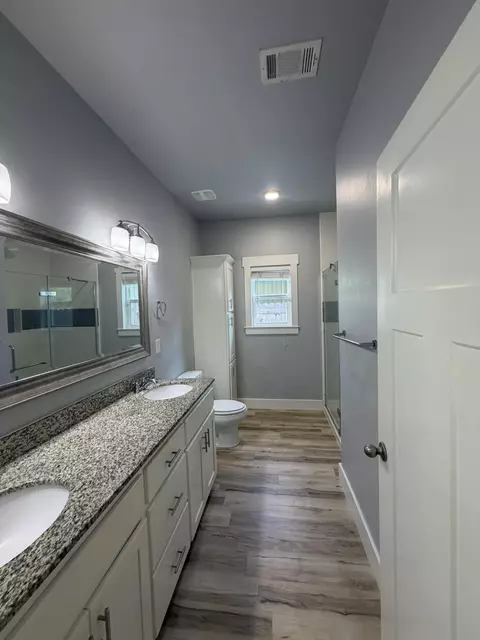 Bath - 2980 N 18th Ave, Milton, FL 32583 photo 6 of 9