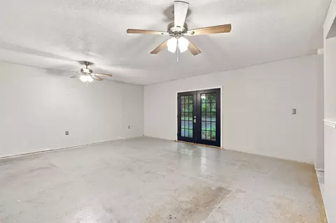 Living - 3174 Earl Kennedy Rd, Crestview, FL 32539 photo 5 of 7