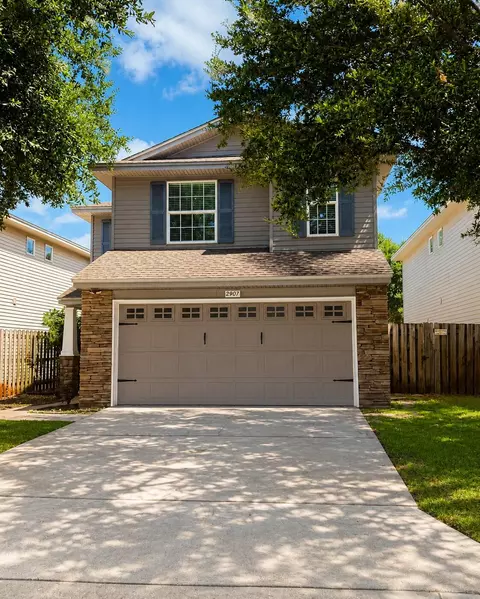 2907 Five Oaks Ln, Shalimar, FL 32579