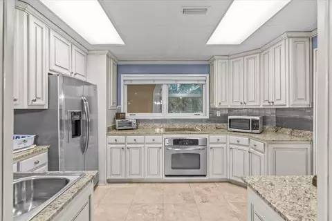 Kitchen - 200 Asphodel Dr, Dothan, AL 36303 photo 7 of 9