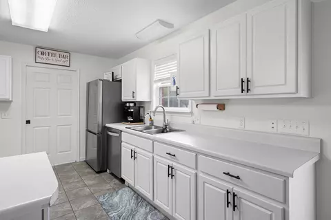 Kitchen - 5570 Mount Olive Rd, Crestview, FL 32539 photo 2 of 7