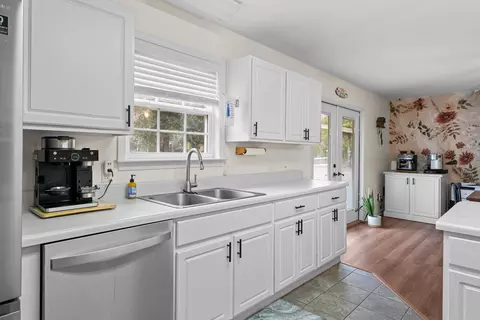 Kitchen - 5570 Mount Olive Rd, Crestview, FL 32539 photo 5 of 7