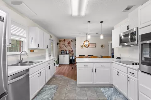 Kitchen - 5570 Mount Olive Rd, Crestview, FL 32539 photo 6 of 7