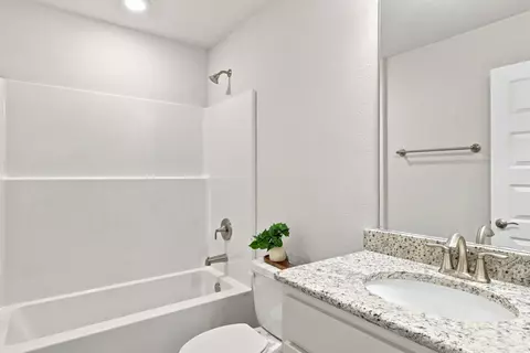 Bath - 5908 Silvercrest Blvd, Crestview, FL 32536 photo 3 of 3