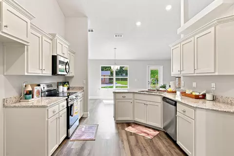 Kitchen - 5908 Silvercrest Blvd, Crestview, FL 32536 photo 2 of 3