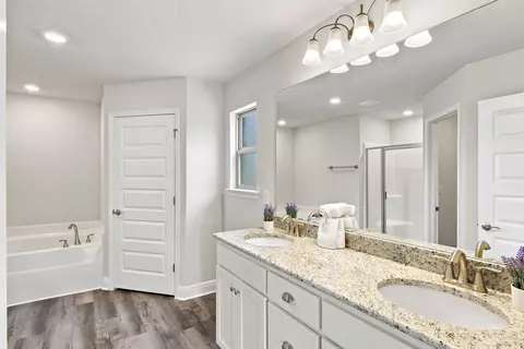 Bath - 5908 Silvercrest Blvd, Crestview, FL 32536 photo 1 of 3