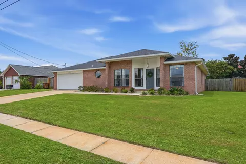 8869 Cagle Dr, Navarre, FL 32566