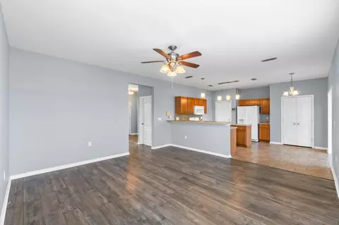 Living - 504 Boulder St, Crestview, FL 32536 photo 2 of 7