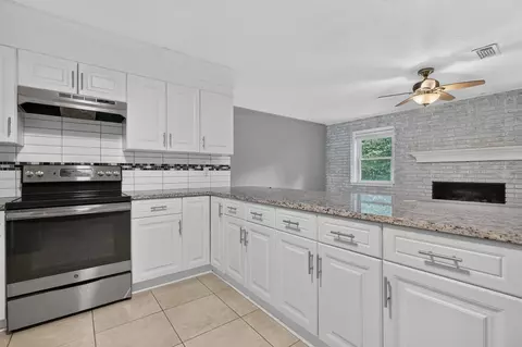 Kitchen - 30 Walnut Ave, Shalimar, FL 32579 photo 3 of 4
