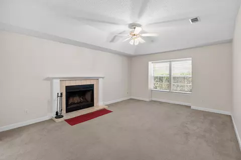 Living - 188 Wright Cir, Niceville, FL 32578 photo 4 of 9