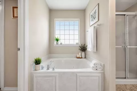 Bath - 5925 Wind Trace Rd, Crestview, FL 32536 photo 1 of 8
