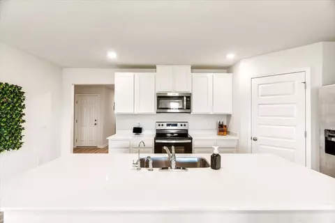 Kitchen - 2641 Saltgrass Way, Crestview, FL 32536 photo 2 of 3