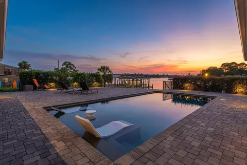 553 Cove Dr, Fort Walton Beach, FL 32547