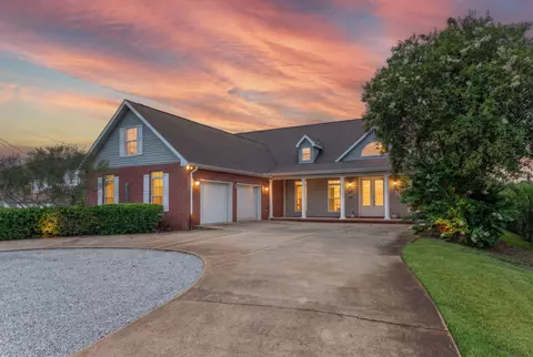 553 Cove Dr, Fort Walton Beach, FL 32547