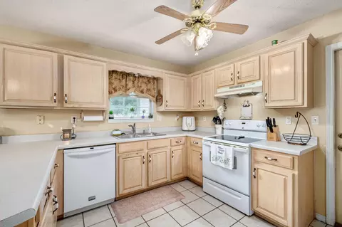 Kitchen - 6139 Old Hickory Rd, Crestview, FL 32539 photo 3 of 3