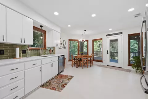 Kitchen - 5845 White Oak Dr, Crestview, FL 32539 photo 5 of 6