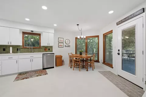 Kitchen - 5845 White Oak Dr, Crestview, FL 32539 photo 6 of 6