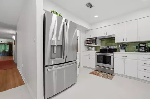 Kitchen - 5845 White Oak Dr, Crestview, FL 32539 photo 4 of 6