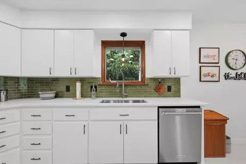 Kitchen - 5845 White Oak Dr, Crestview, FL 32539 photo 2 of 6