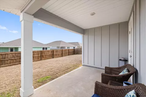 Exterior - 211 Laurel Hill St, Crestview, FL 32539 photo 6 of 11