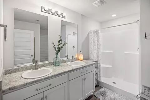Bath - 211 Laurel Hill St, Crestview, FL 32539 photo 1 of 2