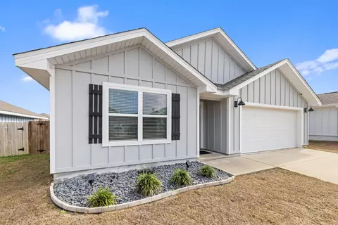 Exterior - 211 Laurel Hill St, Crestview, FL 32539 photo 2 of 11