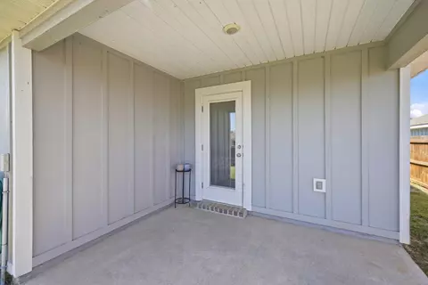 Exterior - 211 Laurel Hill St, Crestview, FL 32539 photo 11 of 14
