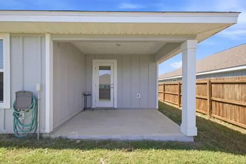 Exterior - 211 Laurel Hill St, Crestview, FL 32539 photo 10 of 14