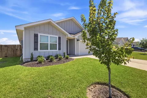 Exterior - 211 Laurel Hill St, Crestview, FL 32539 photo 3 of 14