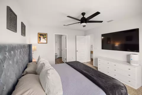 Bedroom - 211 Laurel Hill St, Crestview, FL 32539 photo 3 of 7