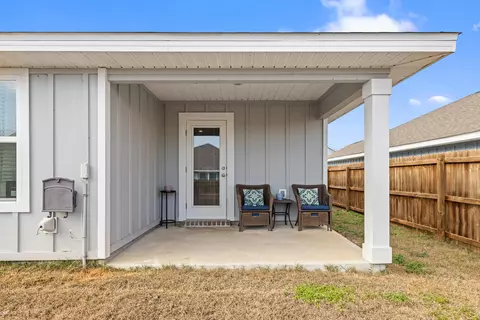 Exterior - 211 Laurel Hill St, Crestview, FL 32539 photo 4 of 11