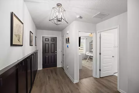 Entry Way - 211 Laurel Hill St, Crestview, FL 32539 photo 3 of 9