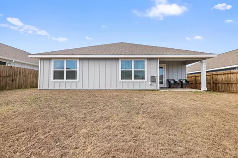 Exterior - 211 Laurel Hill St, Crestview, FL 32539 photo 9 of 11