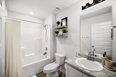 Bath - 211 Laurel Hill St, Crestview, FL 32539 photo 2 of 2