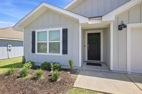 Exterior - 211 Laurel Hill St, Crestview, FL 32539 photo 4 of 14