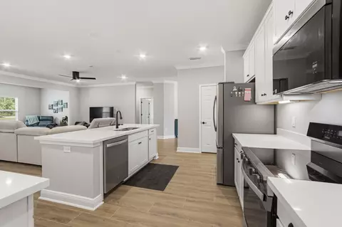 Kitchen - 94 S Bentgrass Rd, Freeport, FL 32439 photo 4 of 7