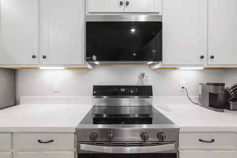 Kitchen - 94 S Bentgrass Rd, Freeport, FL 32439 photo 5 of 7