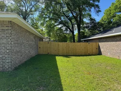 Exterior - 502 E Bowers Ave, Crestview, FL 32539 photo 5 of 6