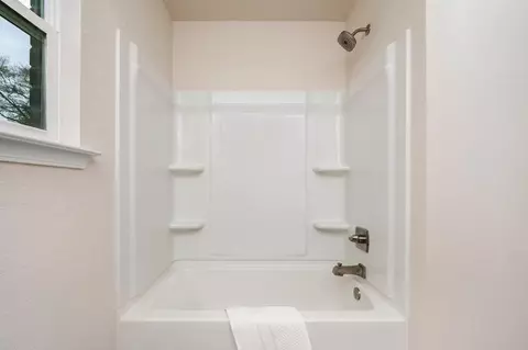 Bath - 502 E Bowers Ave, Crestview, FL 32539 photo 4 of 4