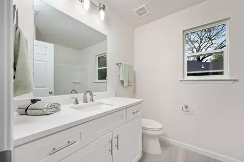 Bath - 502 E Bowers Ave, Crestview, FL 32539 photo 1 of 4