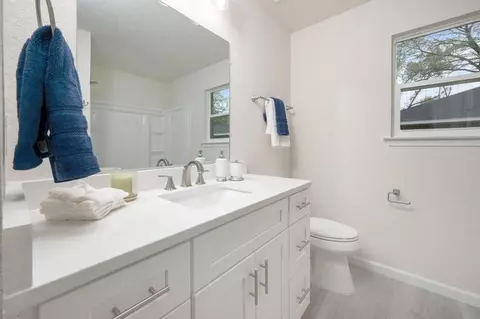 Bath - 502 E Bowers Ave, Crestview, FL 32539 photo 3 of 4