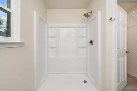Bath - 502 E Bowers Ave, Crestview, FL 32539 photo 2 of 4