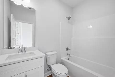 Bath - 851 E Williams St, Crestview, FL 32539 photo 4 of 4